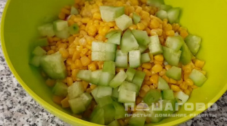 Фото приготовления рецепта: Салат из крабовых палочек с кукурузой - шаг 3