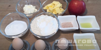 Фото приготовления рецепта: Яблочные вафли - шаг 1