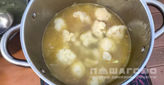 Фото приготовления рецепта: Крем-суп из цветной капусты с сыром и сухариками - шаг 10