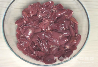 Фото приготовления рецепта: Куриные сердечки, тушеные в сливках - шаг 1