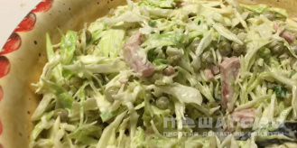 Фото приготовления рецепта: Салат из свежей капусты, колбасы и зелёного горошка - шаг 4