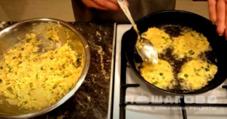 Фото приготовления рецепта: Драники с сыром и чесноком - шаг 5