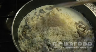Фото приготовления рецепта: Паста фетучини с курицей в сливочном соусе - шаг 8