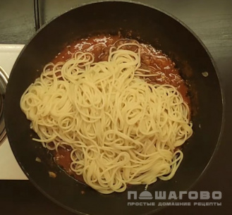 Фото приготовления рецепта: Спагетти с тушенкой - шаг 4