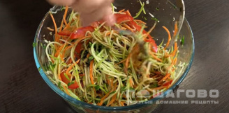 Фото приготовления рецепта: Кабачки с морковью по-корейски - шаг 9