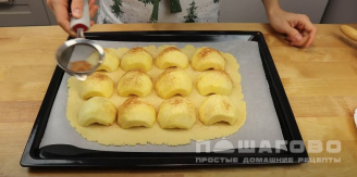 Фото приготовления рецепта: Пирог с половинками яблок - шаг 10