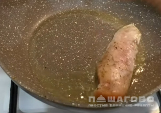Фото приготовления рецепта: Салат с куриного филе и пекинской капусты - шаг 5