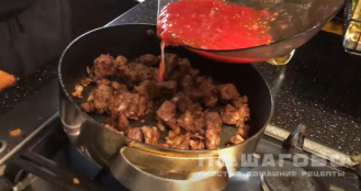 Фото приготовления рецепта: Говядина в томатном соусе с фасолью - шаг 3