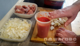 Фото приготовления рецепта: Отварная курица с томатной подливкой «по-армянски» - шаг 3