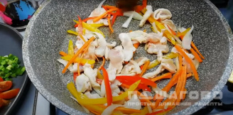 Фото приготовления рецепта: Фунчоза с курицей и овощами - шаг 5
