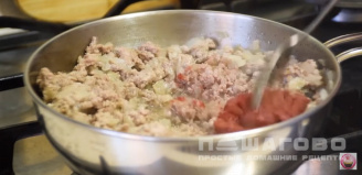Фото приготовления рецепта: Запеканка из кабачков с фаршем и помидорами - шаг 6