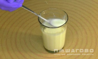Фото приготовления рецепта: Молочное бланманже со сметаной и фруктами - шаг 1