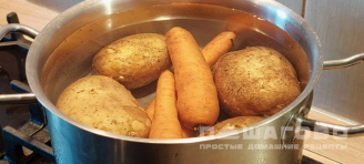 Фото приготовления рецепта: Макрурус с картошкой в духовке - шаг 2