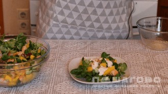 Фото приготовления рецепта: Салат с креветками и манго - шаг 4