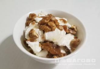 Фото приготовления рецепта: Простой и быстрый десерт из мороженого с орехами в карамели - шаг 4