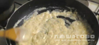 Фото приготовления рецепта: Нежный кальмар в сметанном соусе - шаг 6