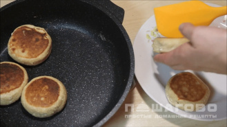 Фото приготовления рецепта: Сырники с гречневой мукой - шаг 3