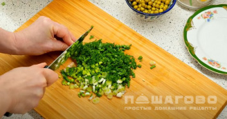 Фото приготовления рецепта: Начинка для блинов из крабовых палочек - шаг 4
