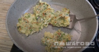 Фото приготовления рецепта: Постные драники из картошки без яиц - шаг 7