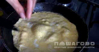 Фото приготовления рецепта: Нежный омлет с грибами, специями и сыром - шаг 3