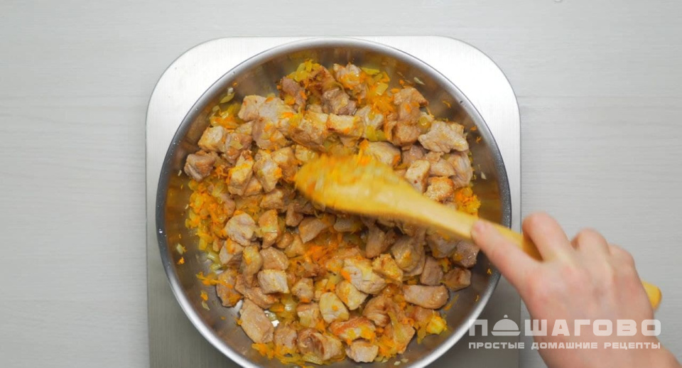 Фото приготовления рецепта: Подлива с мясом и мукой - шаг 2