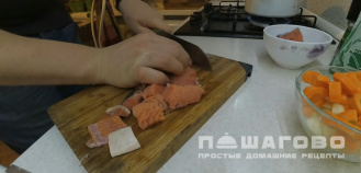 Фото приготовления рецепта: Уха из кеты - шаг 3