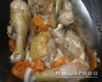 Фото приготовления рецепта: Петух в казане с картофелем и овощами - шаг 2