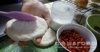 Фото приготовления рецепта: Сладкие пирожки с калиной - шаг 13