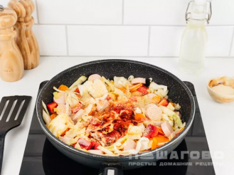 Фото приготовления рецепта: Бигус с сосисками и свежей капустой - шаг 3