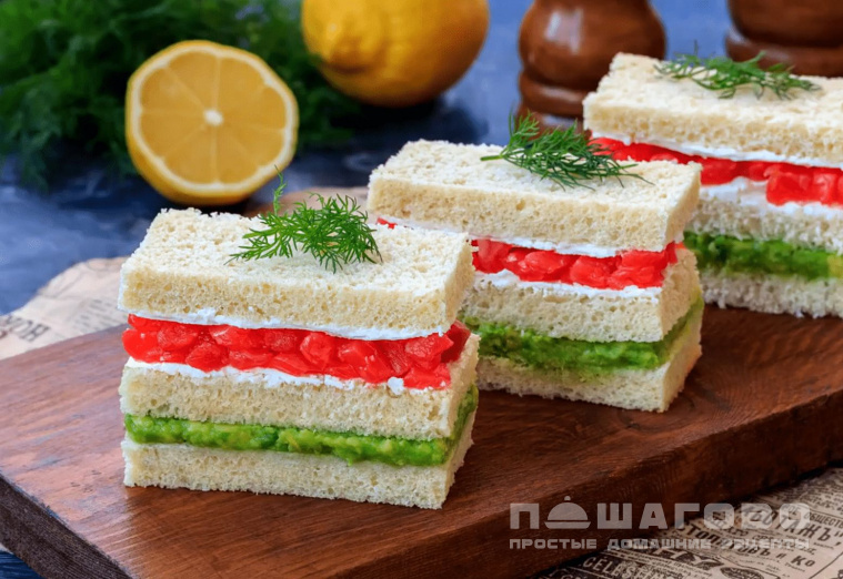 Сэндвичи с авокадо и слабосолёной красной рыбой