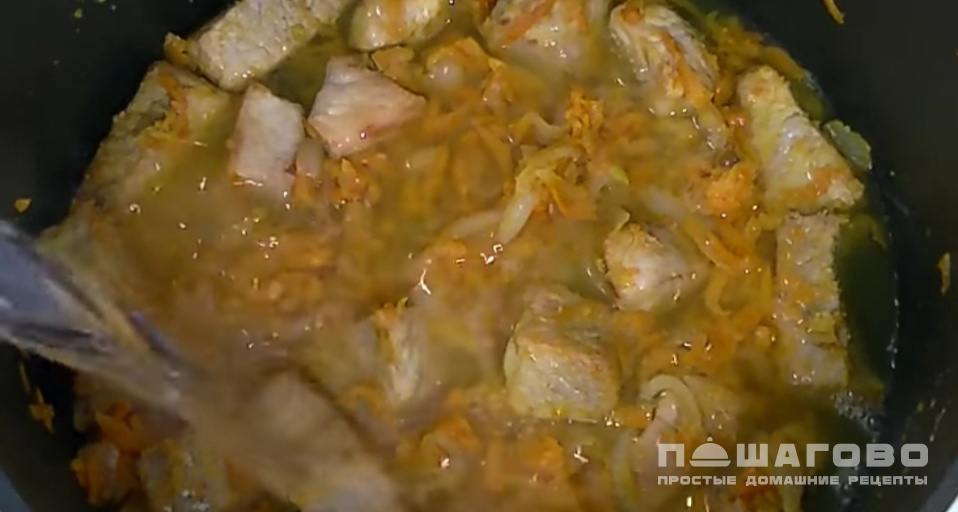 Фото приготовления рецепта: Рагу из мяса в казане классическое жаркое - шаг 8