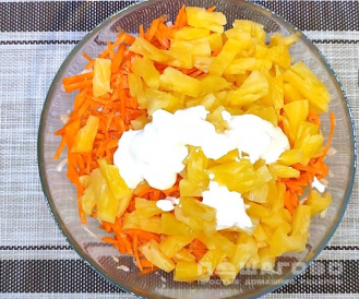 Фото приготовления рецепта: Салат из капусты, моркови и ананаса - шаг 5