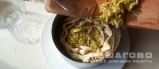 Фото приготовления рецепта: Слоеный салат с печенью, картофелем и сыром - шаг 4