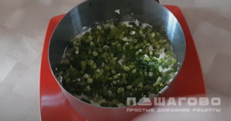 Фото приготовления рецепта: Слоеный салат с грибами и ветчиной - шаг 3