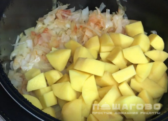 Фото приготовления рецепта: Тушеный капустняк с рисом - шаг 4