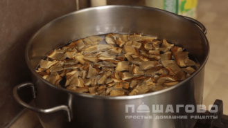 Фото приготовления рецепта: Суп из сушеных грибов - шаг 4
