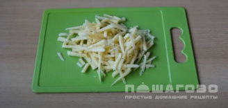 Фото приготовления рецепта: Простой салат с отварной курицей и огурцами - шаг 2