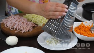 Фото приготовления рецепта: Салат с корейской морковью и ветчиной - шаг 1