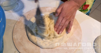 Фото приготовления рецепта: Осетинский пирог с картошкой и сыром - шаг 9
