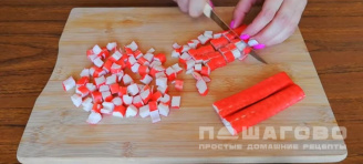 Фото приготовления рецепта: Салат с крабовыми палочками и морковью по-корейски - шаг 2