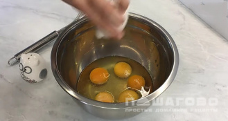 Фото приготовления рецепта: Яичные рулетики с крабовой начинкой - шаг 1