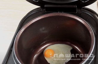Фото приготовления рецепта: Рубленые бифштексы с деревенским яйцом - шаг 10