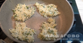 Фото приготовления рецепта: Постные драники из картошки без яиц - шаг 6