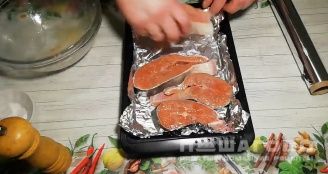 Фото приготовления рецепта: Кижуч в духовке в фольге - шаг 2