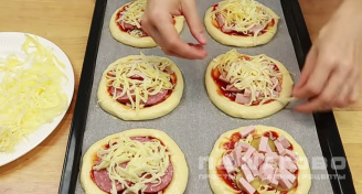 Фото приготовления рецепта: Мини-пиццы - шаг 12