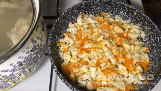 Фото приготовления рецепта: Суп с цветной капустой на курином бульоне - шаг 3