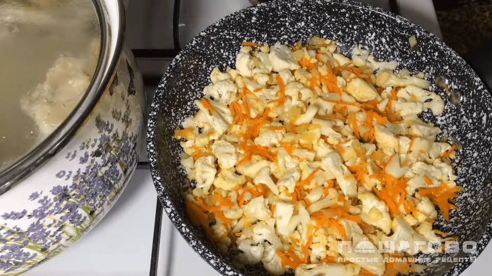 Фото приготовления рецепта: Суп с цветной капустой на курином бульоне - шаг 3