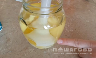 Фото приготовления рецепта: Простой домашний майонез с лимонным соком - шаг 2