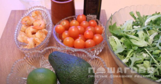 Фото приготовления рецепта: Легкий салат с креветками и авокадо - шаг 1