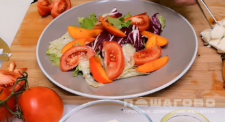 Фото приготовления рецепта: Салат с хурмой, свежими овощами и козьим сыром - шаг 3